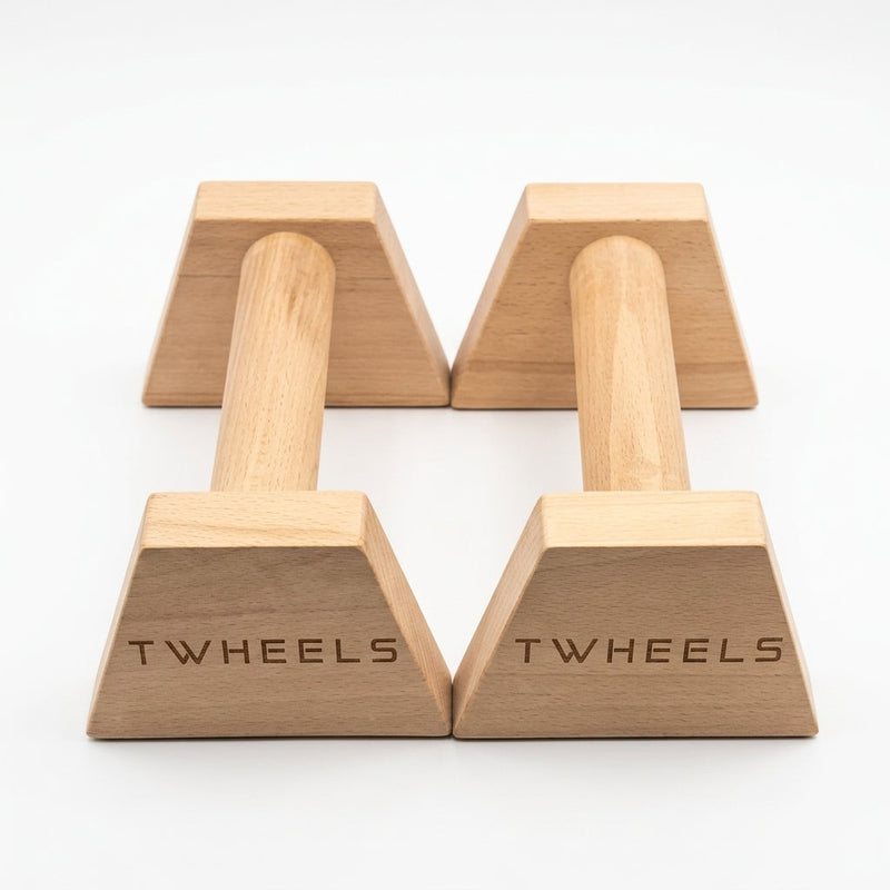 Paar TWHEELS Liegestützgriffe aus Buchenholz auf weissem Hintergrund.