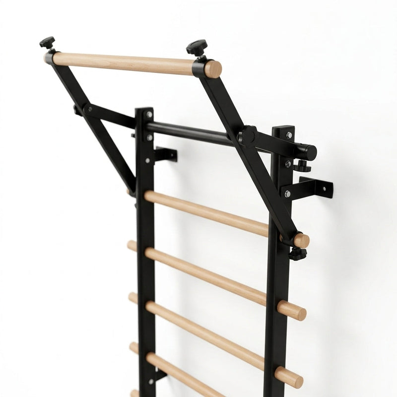 Detail der Pull-up- und Dip-Station der TWHEELS Sprossenwand auf weissem Hintergrund.