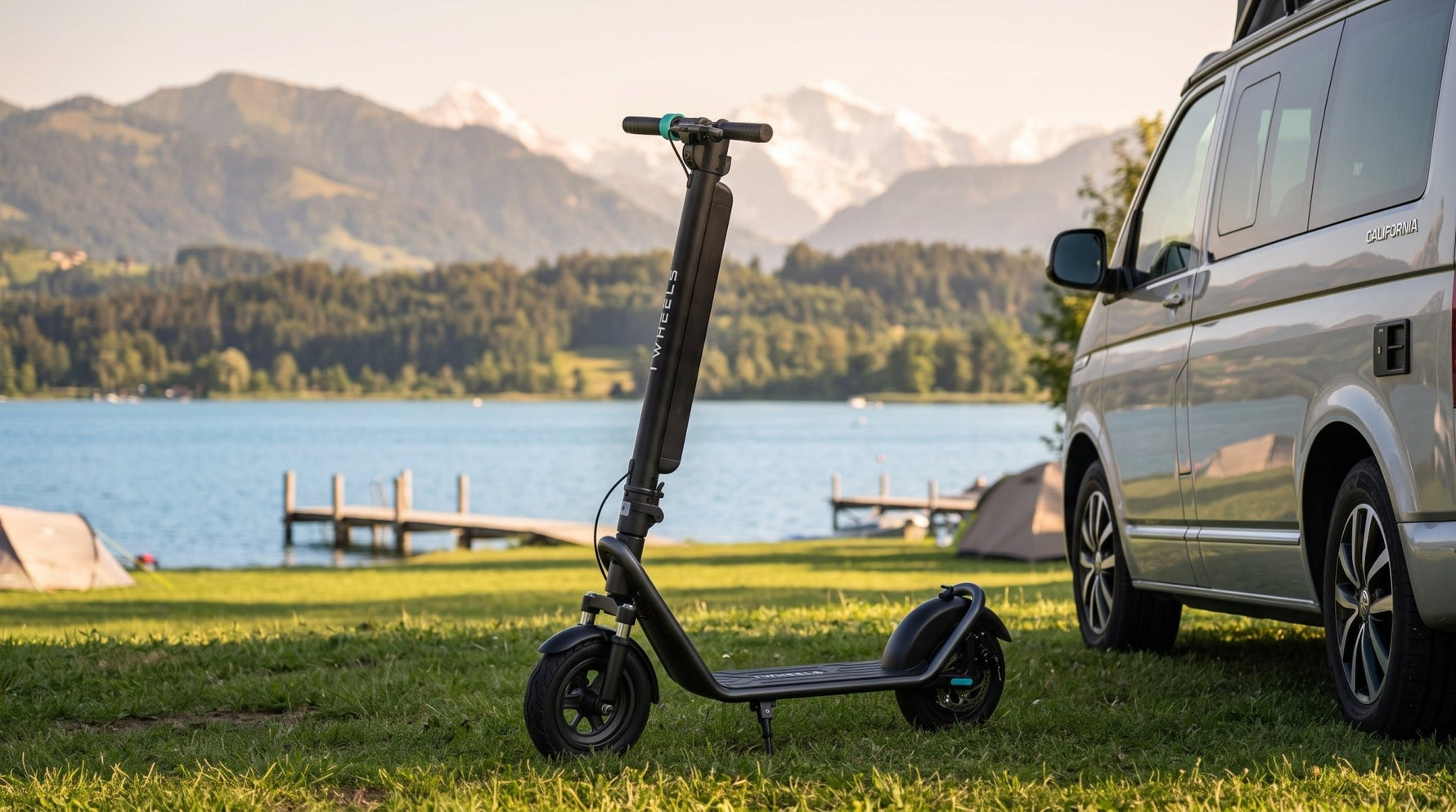TWHEELS E-Scooter Lite neben einem Campervan an einem Schweizer Bergsee