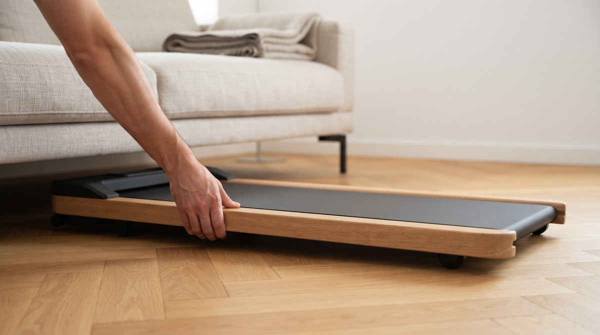 Walking Pad aus Eichenholz wird auf Transportrollen unter das Sofa geschoben
