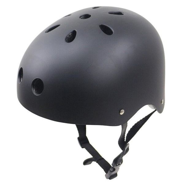 Casco nero opaco visto dall'alto in diagonale con prese d'aria e cinturino sottogola