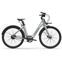 Graues E-Bike City Classic mit schwarzem Front-Gepäckträger, Schutzblechen und Riemenantrieb.