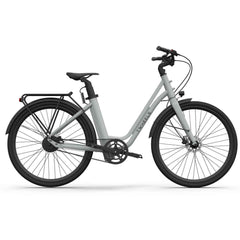 Graues E-Bike City Classic mit schwarzem Gepäckträger, Schutzblechen und Riemenantrieb.