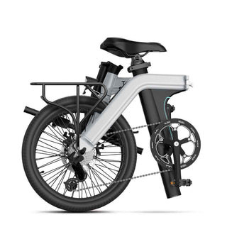 Schwarzer Gepäckträger am zusammengeklappten E-Bike City Faltrad, silberner Rahmen, schwarzer Sattel.
