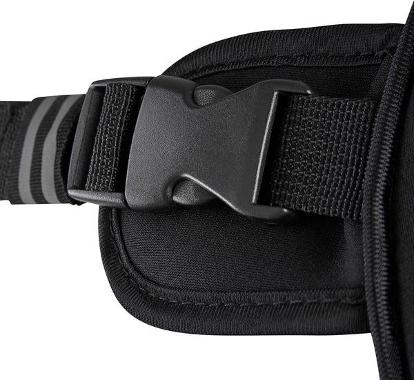 Gros plan sur la boucle réglable du gilet lesté TWHEELS