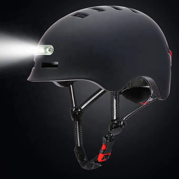 LED Helm mit eingeschalteter Frontleuchte und Lichtkegel im Dunkeln
