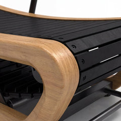 TWHEELS Sprinting Machine aus Eichenholz mit ergonomischer Laufkurve.