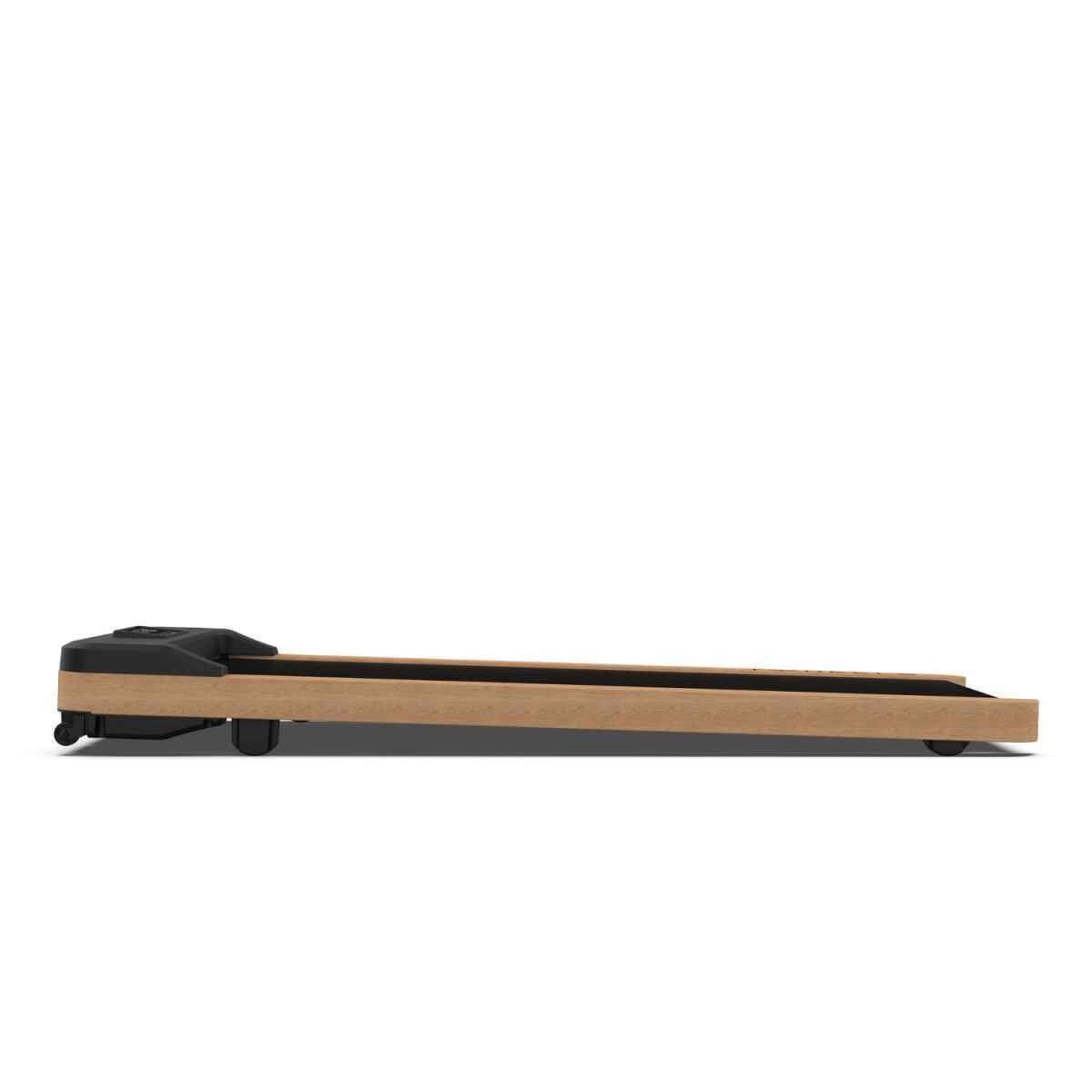 TWHEELS Walking Pad Laufband aus hellem Eichenholz mit schwarzer Lauffläche und Rollen, Seitenansicht.
