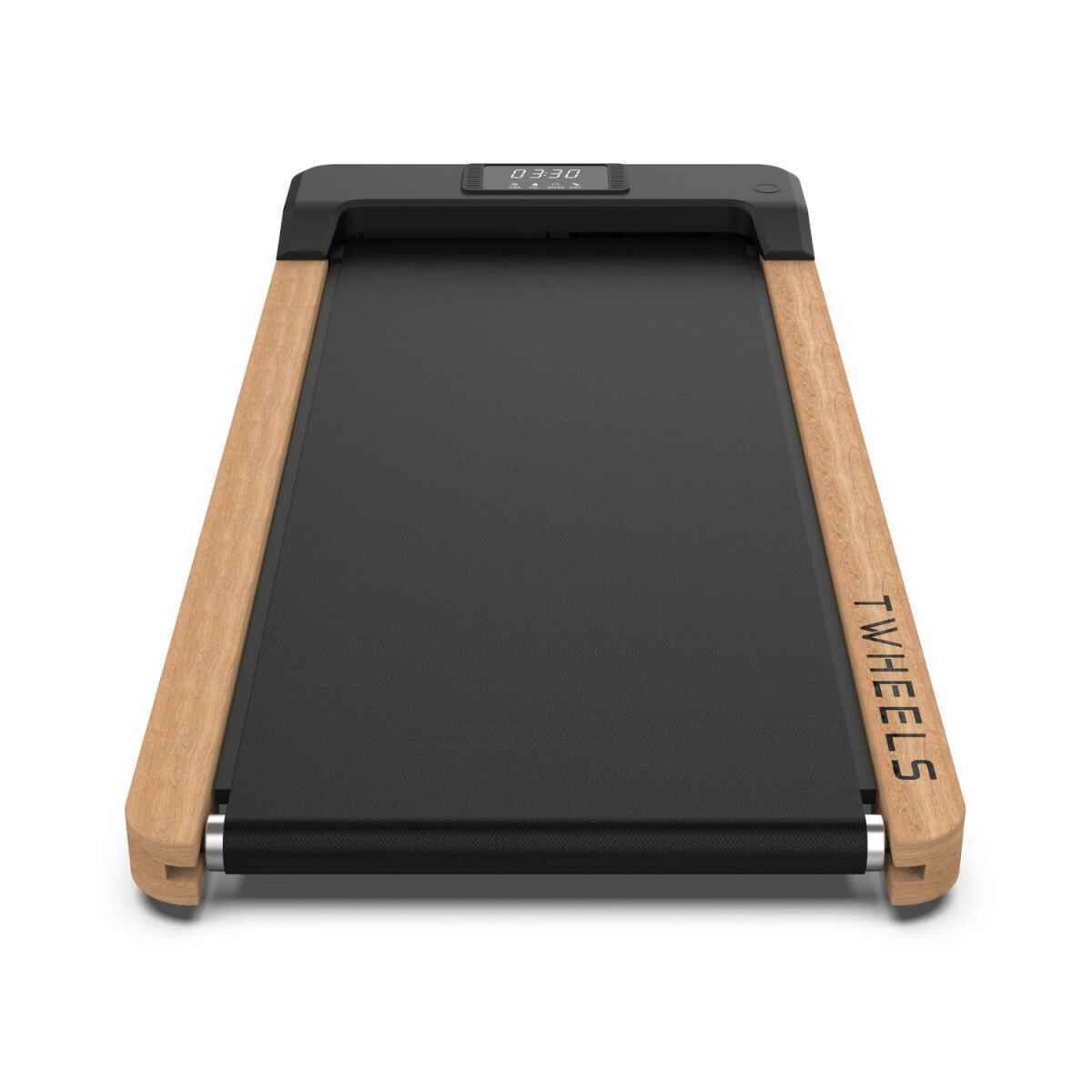 TWHEELS Walking Pad Laufband aus hellem Eichenholz mit schwarzer Lauffläche und LCD-Display.