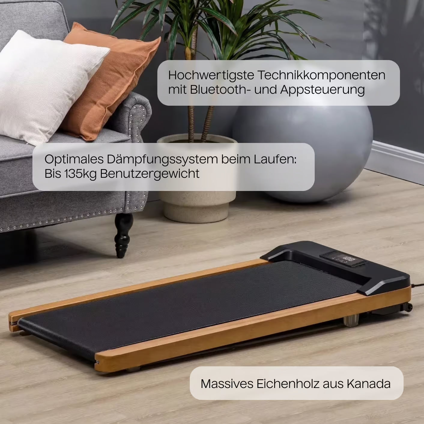 Elegantes Walking Pad Laufband aus massivem Eichenholz mit schwarzer Lauffläche und LCD-Display.