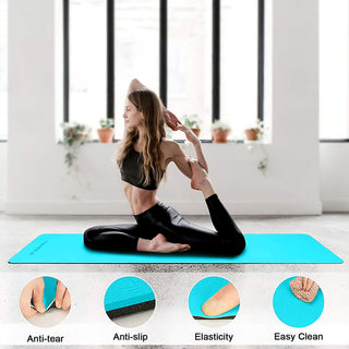 Frau in Yoga-Pose auf einer blauen Yogamatte mit vier Detail-Icons für Reißfestigkeit, Rutschfestigkeit, Elastizität und einfache Reinigung.