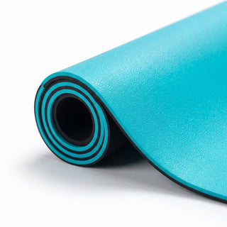 Nahaufnahme der rutschfesten Oberflächenstruktur der blauen TWHEELS Yogamatte mit schwarzer Unterseite