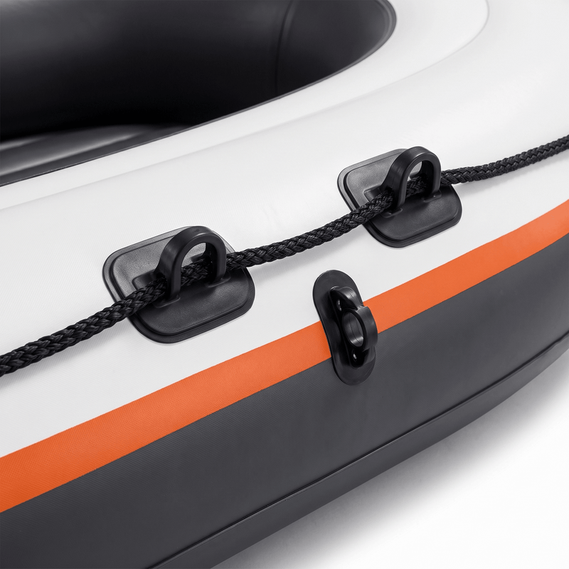 Nahaufnahme vom umlaufenden Sicherheitsseil, den D-Ringen und einem Paddelhalter am TWHEELS Schlauchboot.