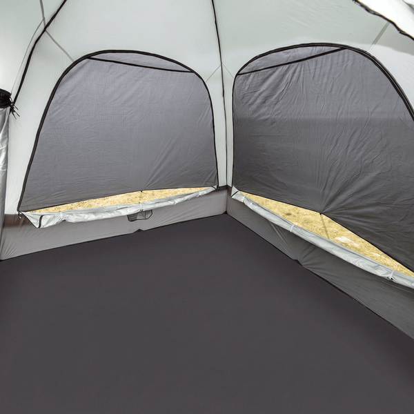 Interno della tenda con due grandi finestre zanzariera e pavimento della tenda cucito integralmente