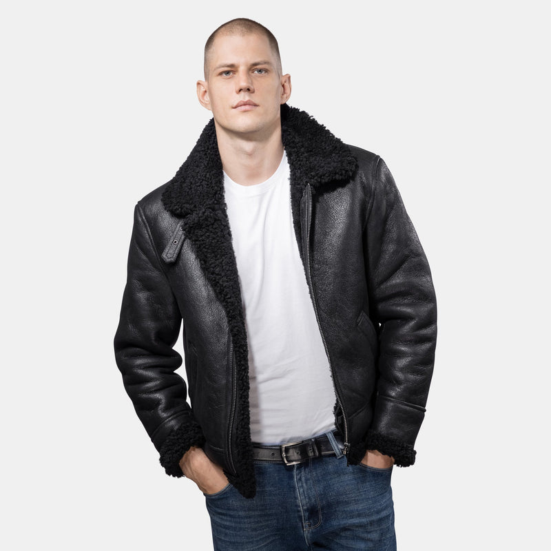 GÖTTIG Shearling-Lederjacke Schwarz, offen getragen am Model von vorne