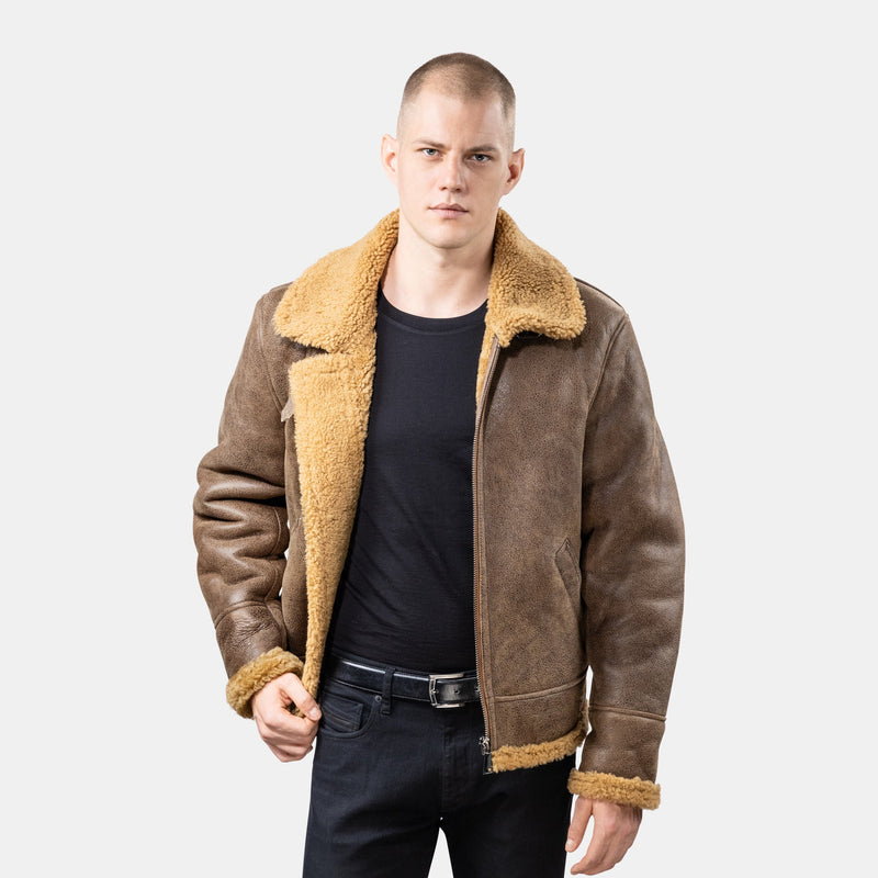 GÖTTIG Shearling-Lederjacke Braun, offen getragen am Model von vorne