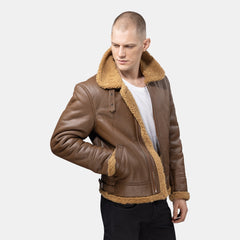 GÖTTIG Shearling-Lederjacke Camel, am Model schräg von der Seite mit Hand in der Tasche