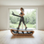 Sportlerin trainiert auf der TWHEELS Sprinting Machine aus Eichenholz im hellen Home-Gym