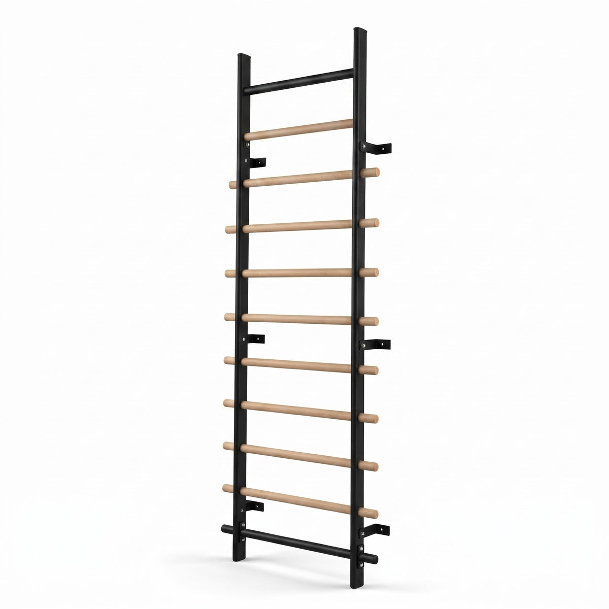 TWHEELS Sprossenwand aus schwarzem Stahl und Buchenholz in der Standard-Version ohne Pull-up- und Dip-Station auf weissem Hintergrund.