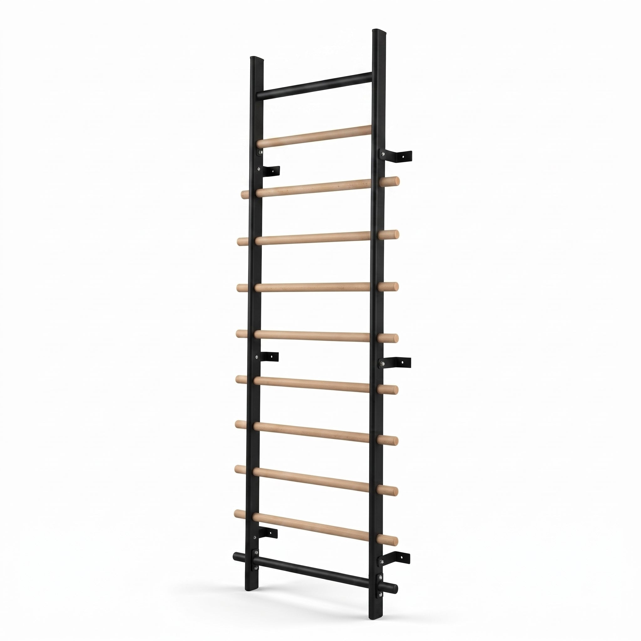 TWHEELS Sprossenwand aus schwarzem Stahl und Buchenholz in der Standard-Version ohne Pull-up- und Dip-Station auf weissem Hintergrund.