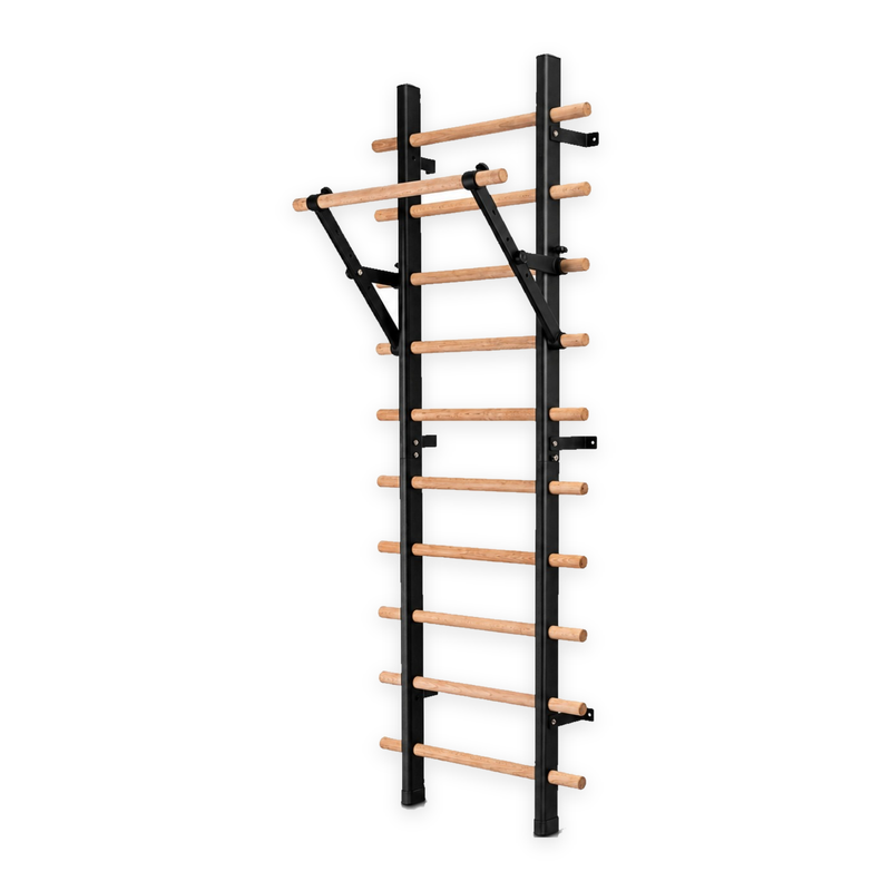 TWHEELS Sprossenwand Version Pull Up und Dip Bar, hier mit montierter Klimmzugstange über zehn Buchensprossen, auf reinweissem Hintergrund.