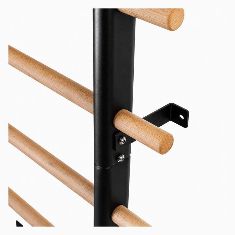 Detailaufnahme der Wandhalterung und der durch den Holm geführten Buchensprosse der TWHEELS Sprossenwand.