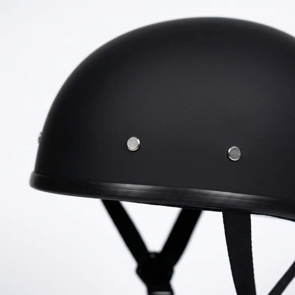 Primo piano della calotta opaca nera del casco Chopper con borchie