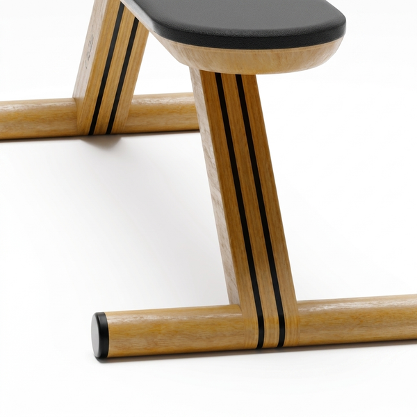 Solid oak wood gives the training bench its noble look and ensures absolute stability – even under heavy load. The natural wood grain makes each bench a unique piece.