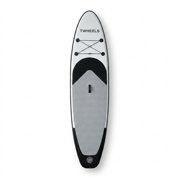 Das strukturierte Deckpad unterstützt einen sicheren Stand und bietet Platz für entspannte Touren auf dem Wasser.