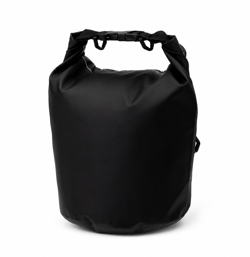 Schwarzer wasserdichter 5-Liter-Beutel mit Rollverschluss auf weissem Hintergrund.