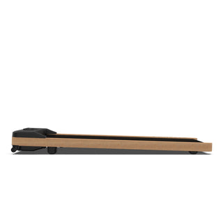 Flaches Walkingpad-Laufband aus hellem Holz mit schwarzem Bedienfeld und Rollen, Seitenansicht.