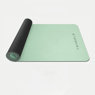 Grüne TWHEELS Yogamatte, halb ausgerollt mit schwarzer Unterseite